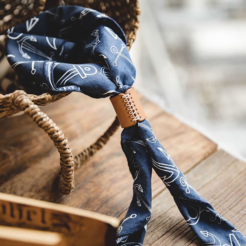 Sciarpa quadrata blu navy con fibbia in pelle