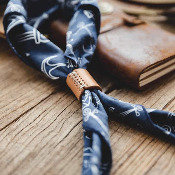 Sciarpa quadrata blu navy con fibbia in pelle