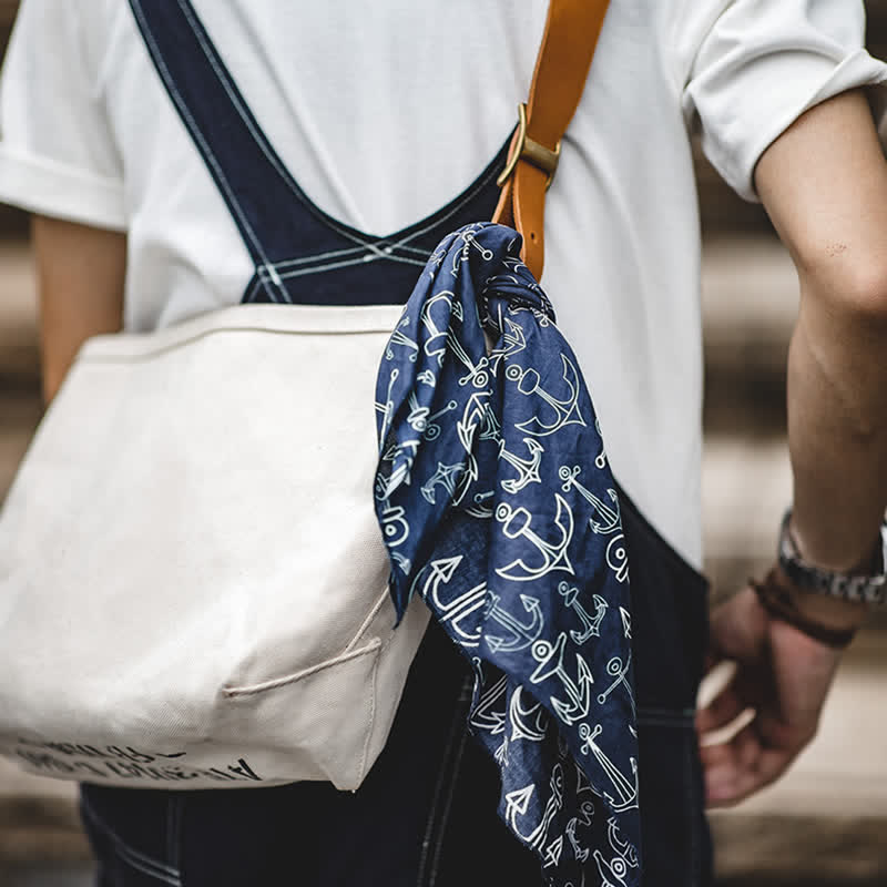 Sciarpa quadrata blu navy con fibbia in pelle