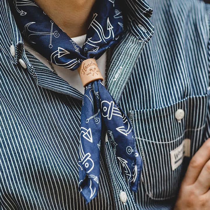 Sciarpa quadrata blu navy con fibbia in pelle