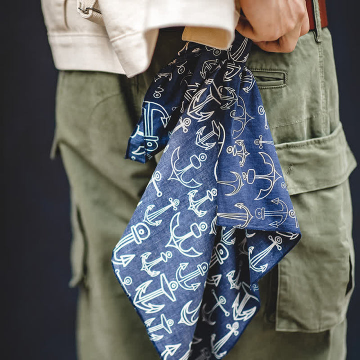 Sciarpa quadrata blu navy con fibbia in pelle