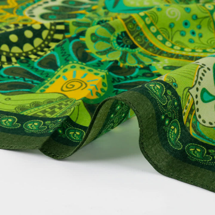 Fantastica sciarpa quadrata Paisley verde con fibbia per sciarpa