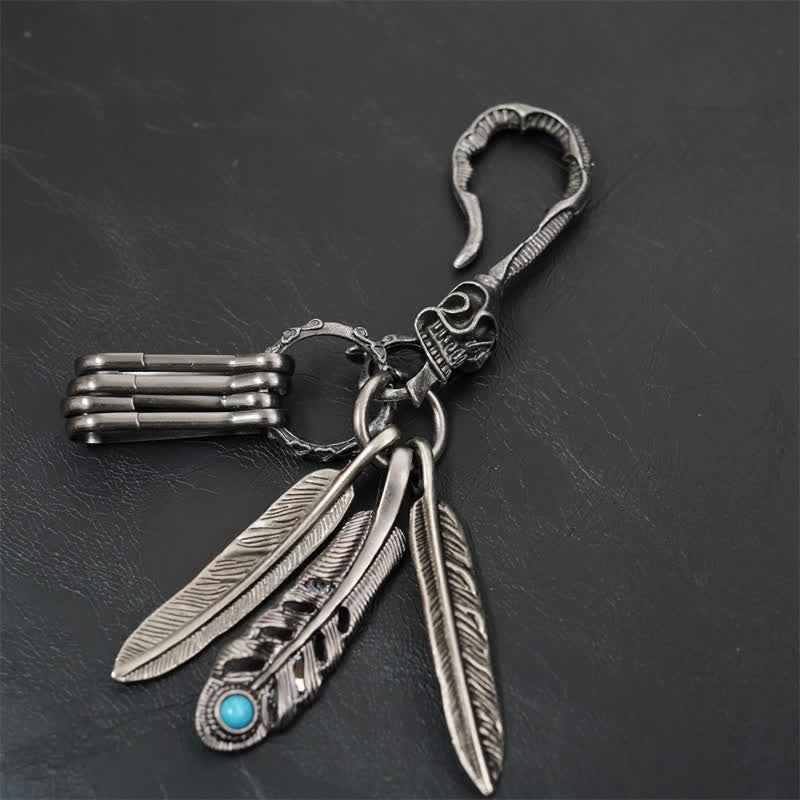 Portachiavi in pelle turchese blu con piume di teschio boho