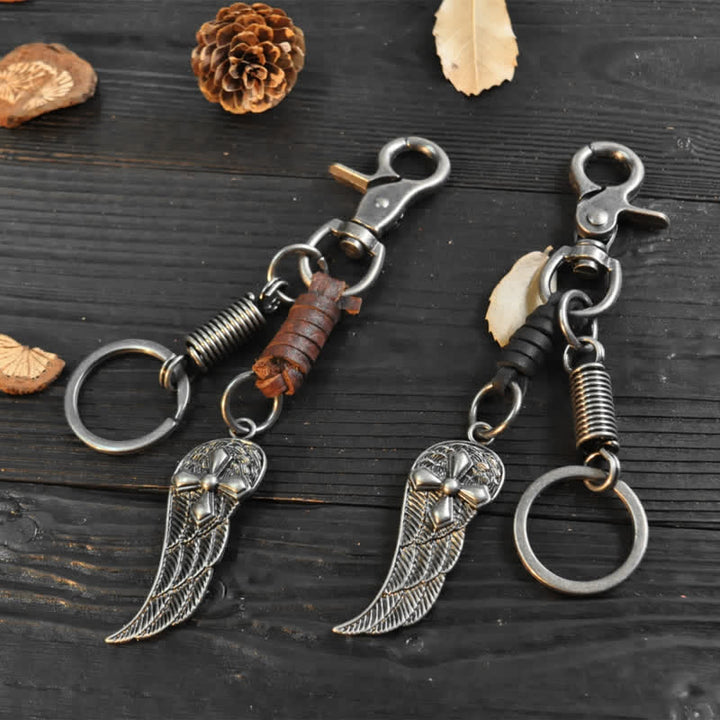 Portachiavi in pelle con piccole ali d'angelo a forma di croce