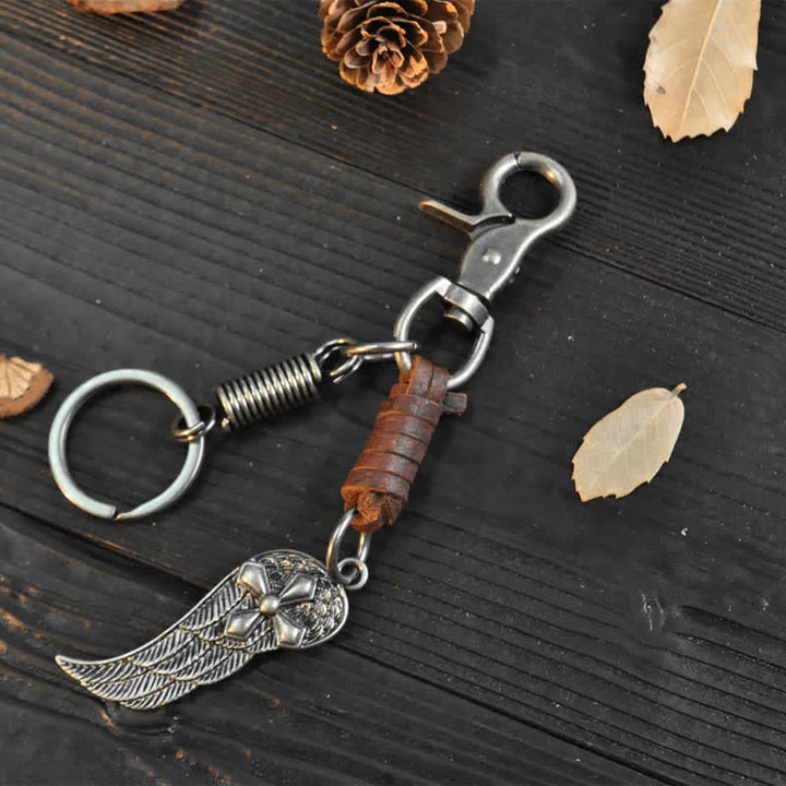 Portachiavi in pelle con piccole ali d'angelo a forma di croce