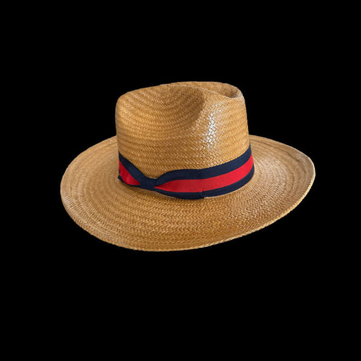 Cappello da cowboy in paglia intrecciata con nastro rosso e blu navy decorativo