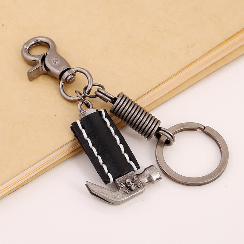 Portachiavi in pelle con teschio intagliato a martello stile street - Nero - image 1