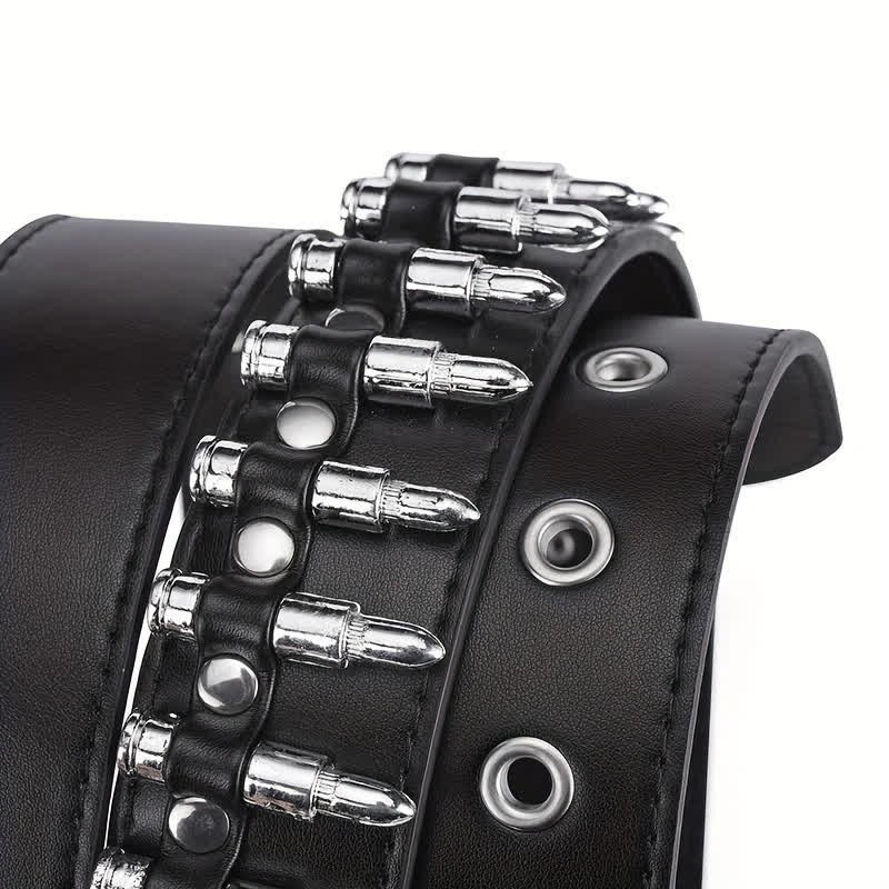 Cintura in pelle con decorazioni a rivetti e proiettili punk alla moda
