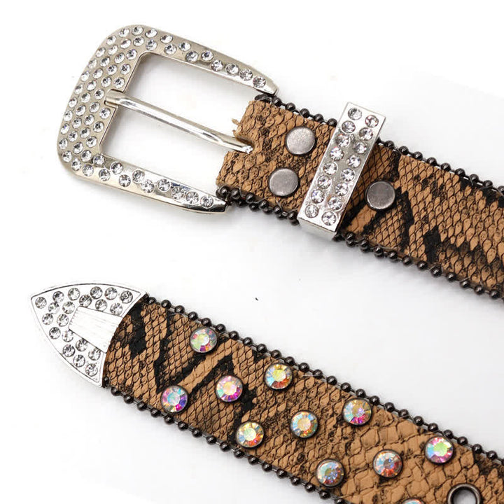 Cintura in pelle con borchie incrociate scintillanti e motivo serpente marrone