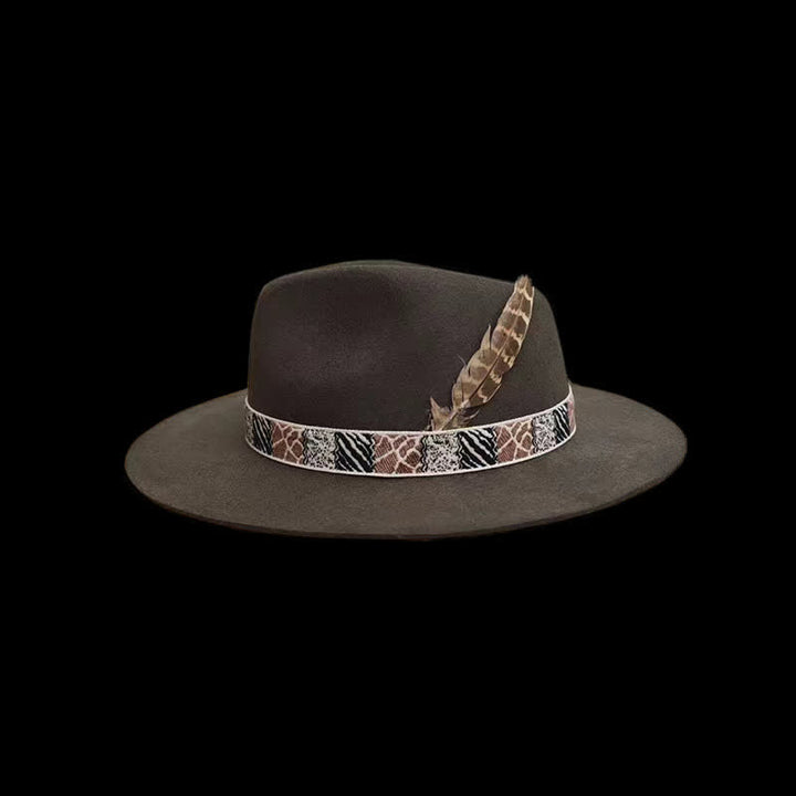 Fascia con design esotico verde scuro e cappello da cowboy con piume