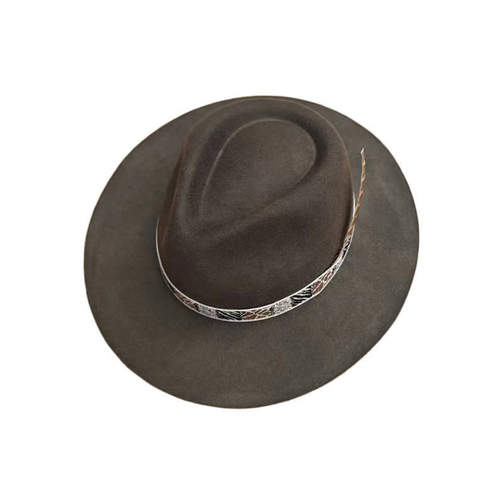 Fascia con design esotico verde scuro e cappello da cowboy con piume