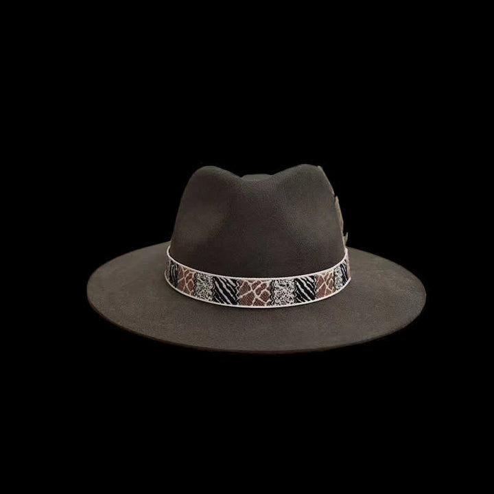 Fascia con design esotico verde scuro e cappello da cowboy con piume