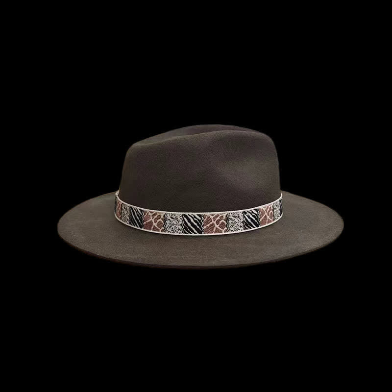 Fascia con design esotico verde scuro e cappello da cowboy con piume