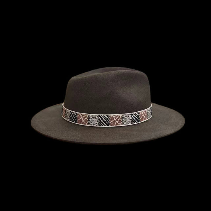 Fascia con design esotico verde scuro e cappello da cowboy con piume
