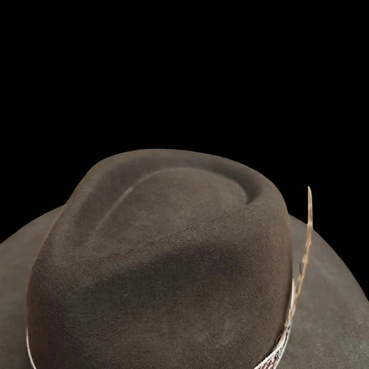 Fascia con design esotico verde scuro e cappello da cowboy con piume