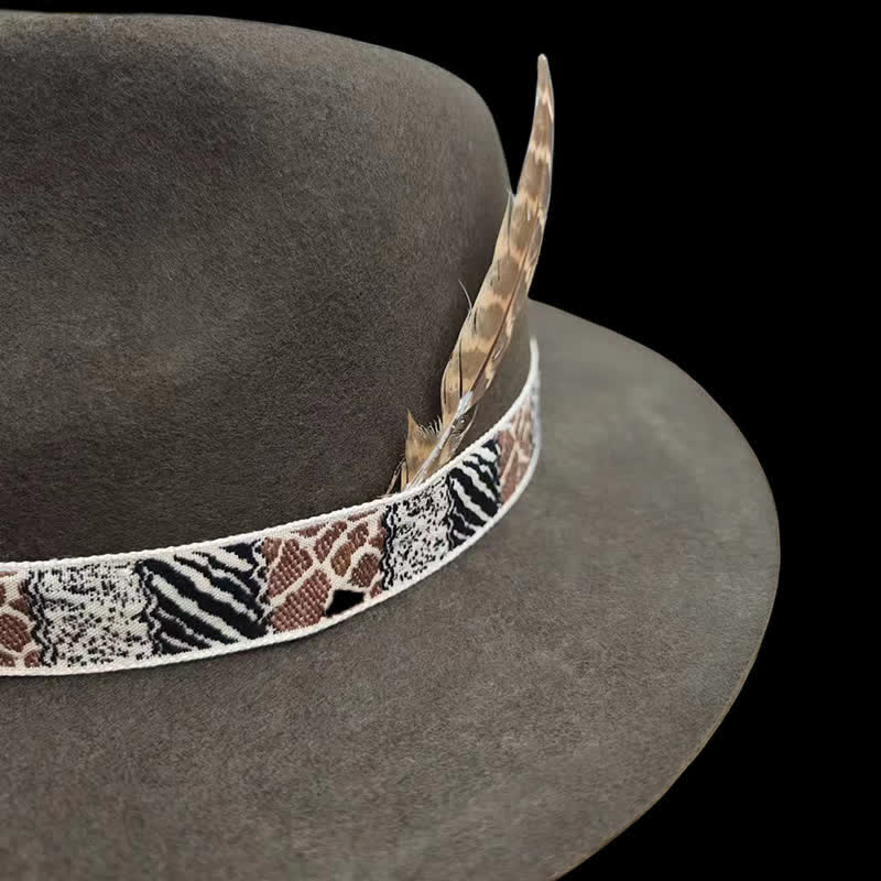 Fascia con design esotico verde scuro e cappello da cowboy con piume