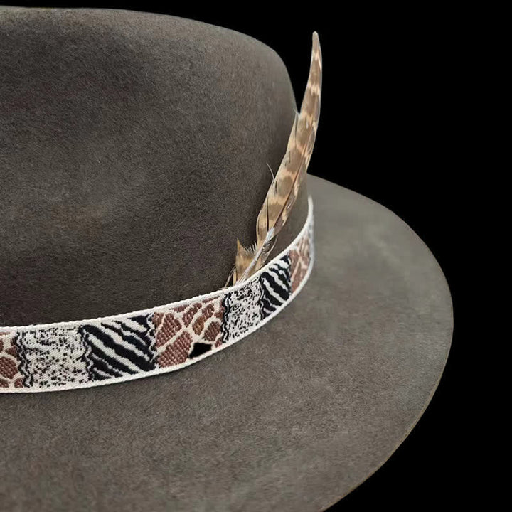 Fascia con design esotico verde scuro e cappello da cowboy con piume