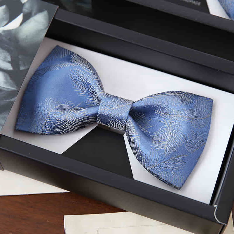 Papillon da uomo con stampa di piume sottili, azzurro cielo