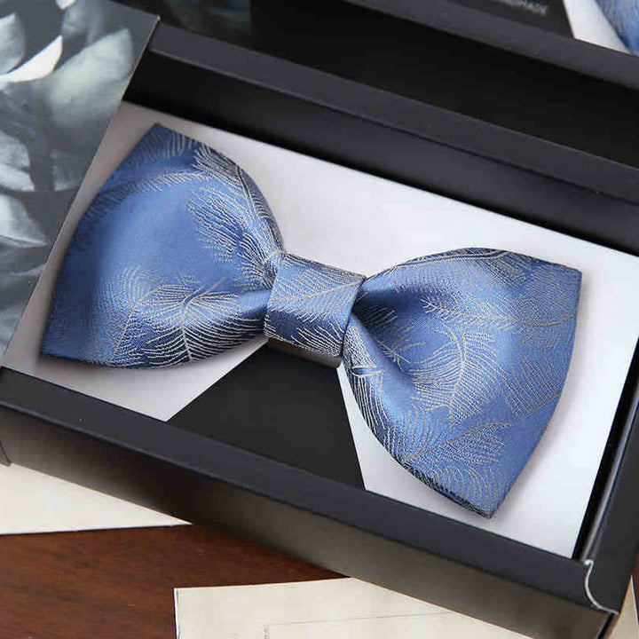 Papillon da uomo con stampa di piume sottili, azzurro cielo