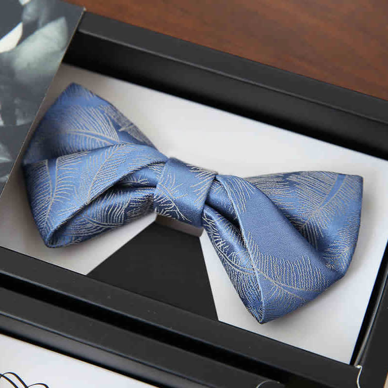 Papillon da uomo con stampa di piume sottili, azzurro cielo