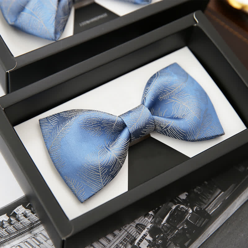 Papillon da uomo con stampa di piume sottili, azzurro cielo