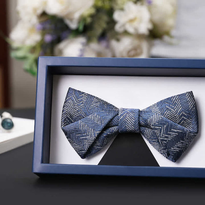 Papillon in denim con motivo a spina di pesce con fiori della serie blu da uomo