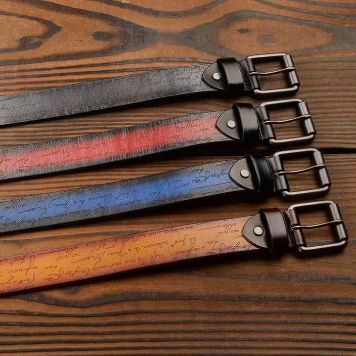 Cintura in pelle disponibile in quattro colori con motivo a lettere in rilievo retrò