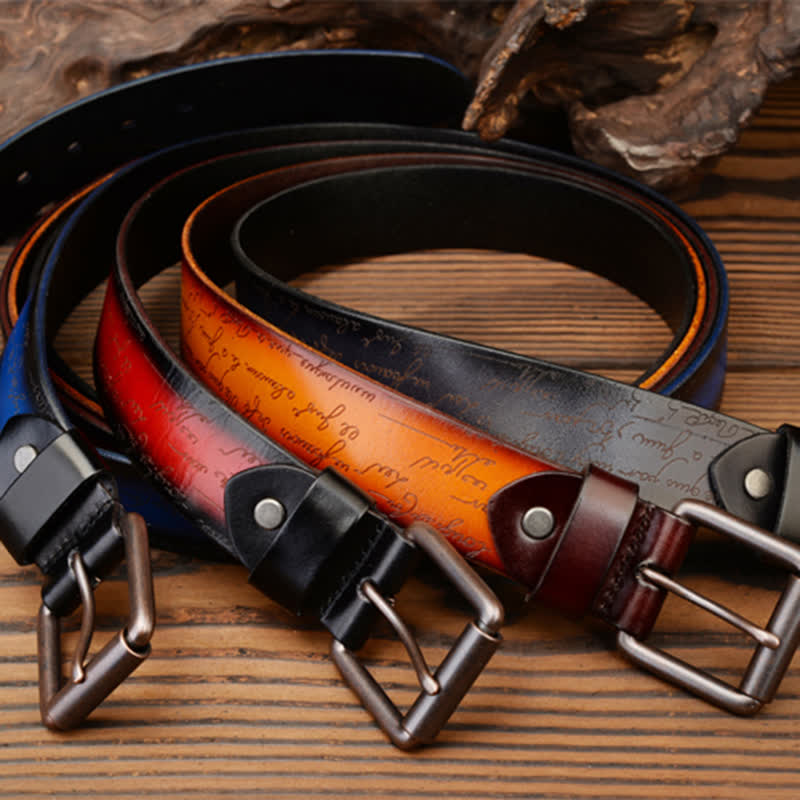 Cintura in pelle disponibile in quattro colori con motivo a lettere in rilievo retrò