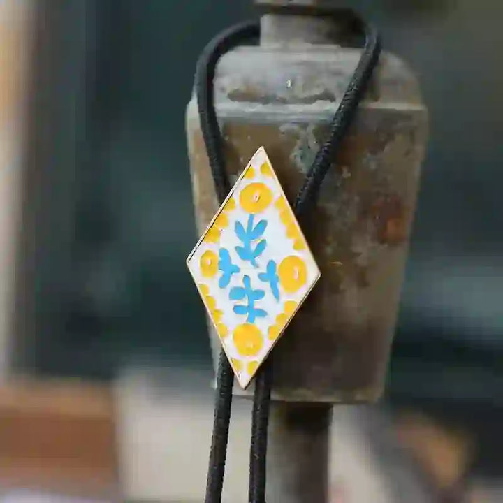 Cravatta Bolo con piccolo fiore colorato e rombo retrò
