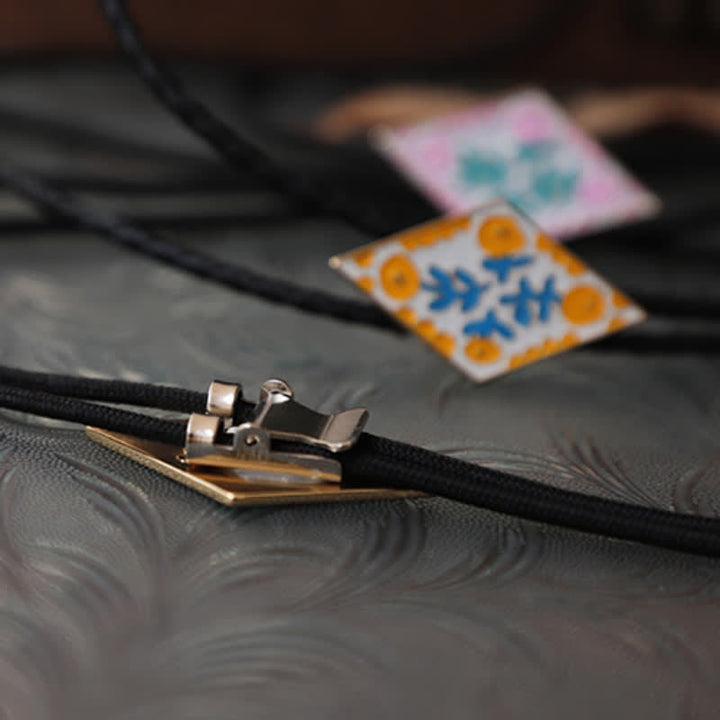 Cravatta Bolo con piccolo fiore colorato e rombo retrò