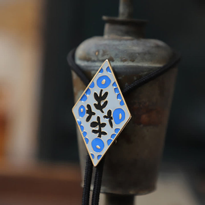 Cravatta Bolo con piccolo fiore colorato e rombo retrò - Blu - Corda - image 0