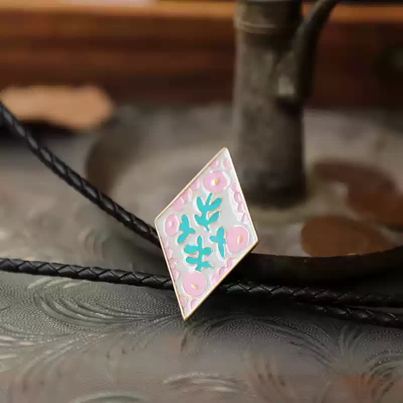Cravatta Bolo con piccolo fiore colorato e rombo retrò - Rosa - Pelle PU - image 9
