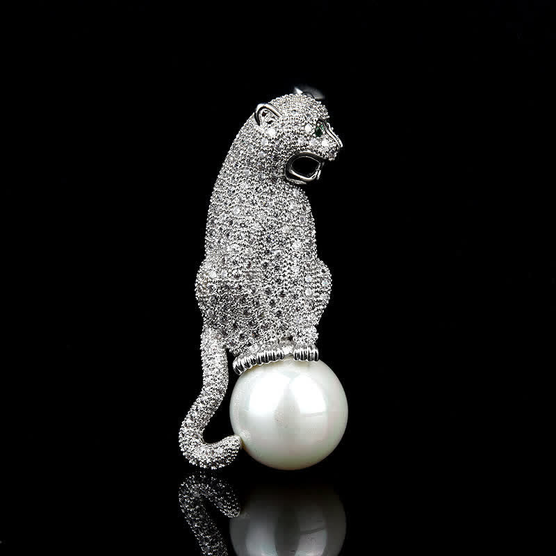 Spilla decorativa unisex con perle finte e zirconi lucidi leopardati