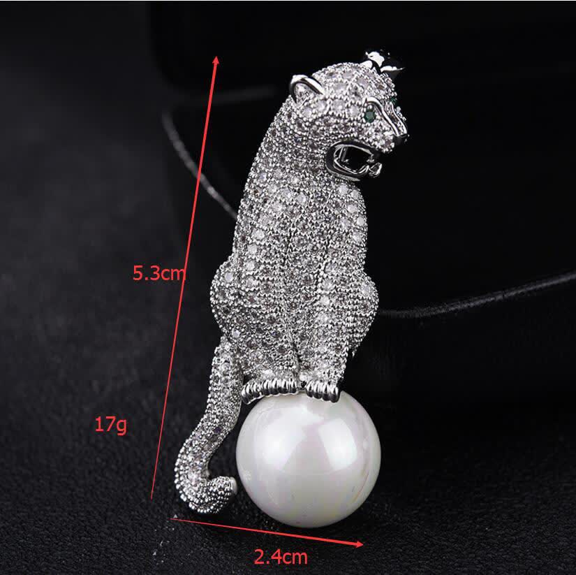 Spilla decorativa unisex con perle finte e zirconi lucidi leopardati
