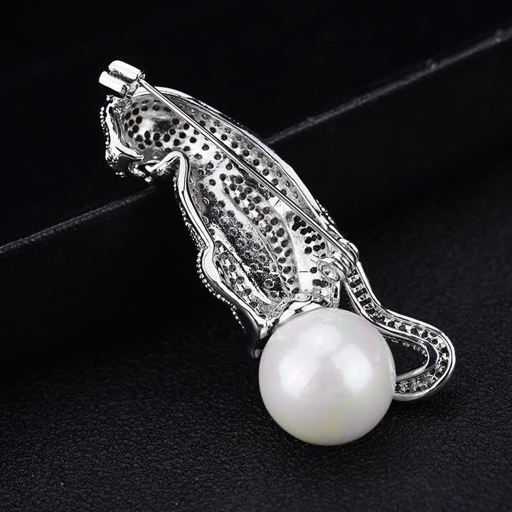 Spilla decorativa unisex con perle finte e zirconi lucidi leopardati