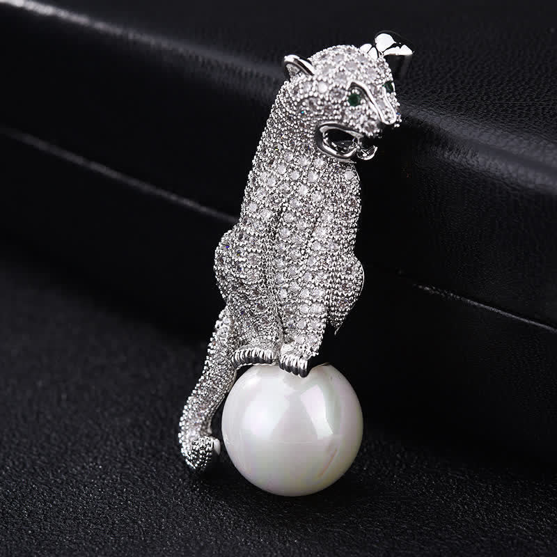 Spilla decorativa unisex con perle finte e zirconi lucidi leopardati