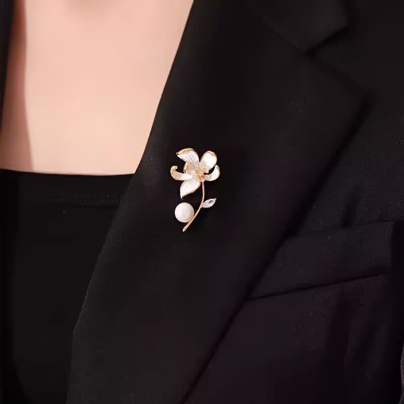 Spilla classica da donna con perle finte a forma di fiore di loto - image 1