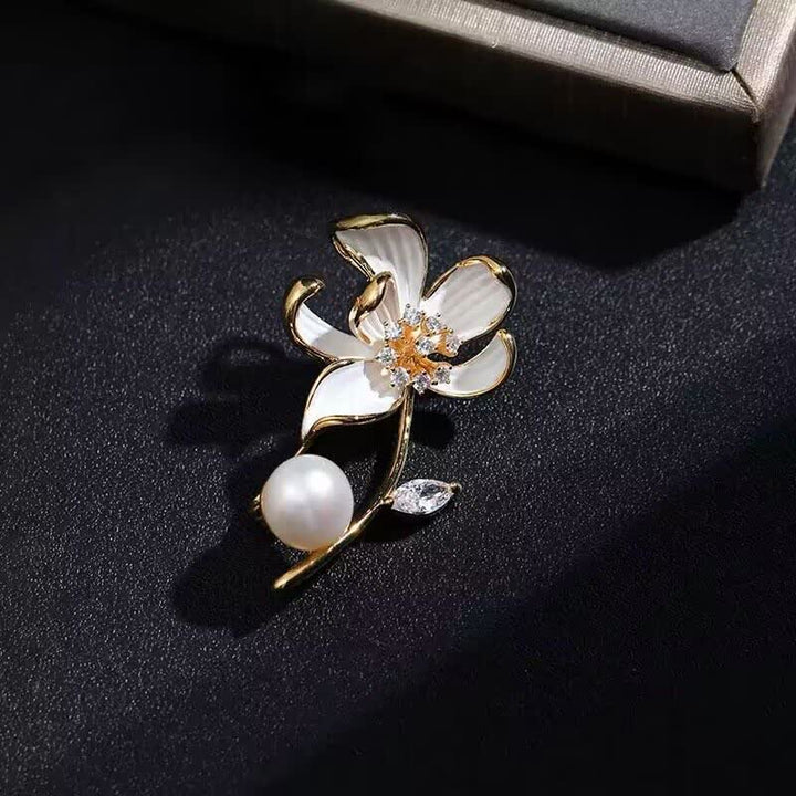 Spilla classica da donna con perle finte a forma di fiore di loto