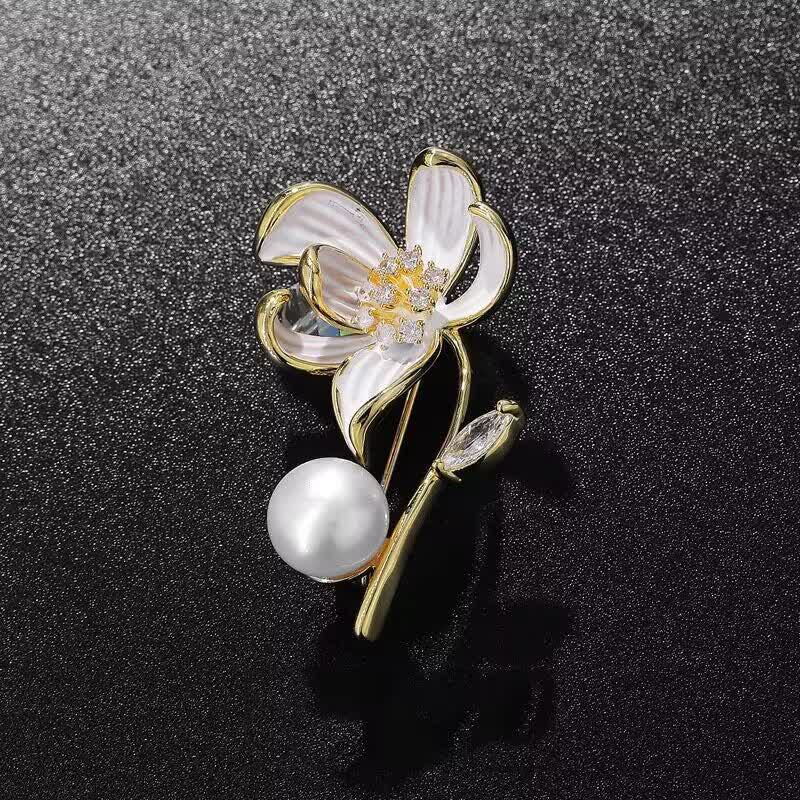 Spilla classica da donna con perle finte a forma di fiore di loto