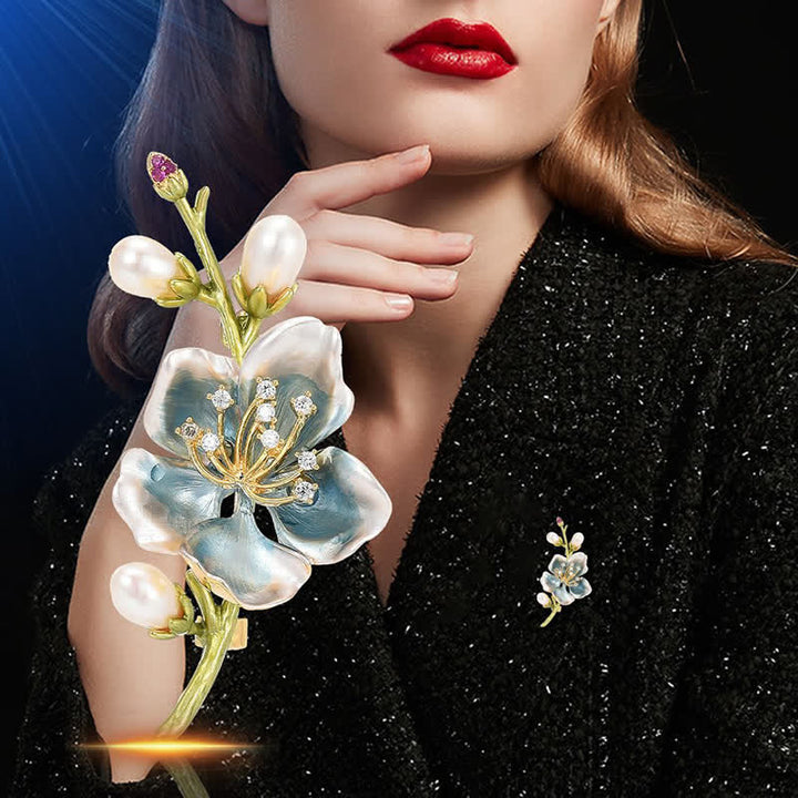 Spilla da donna con fiore di magnolia in smalto blu e perle finte