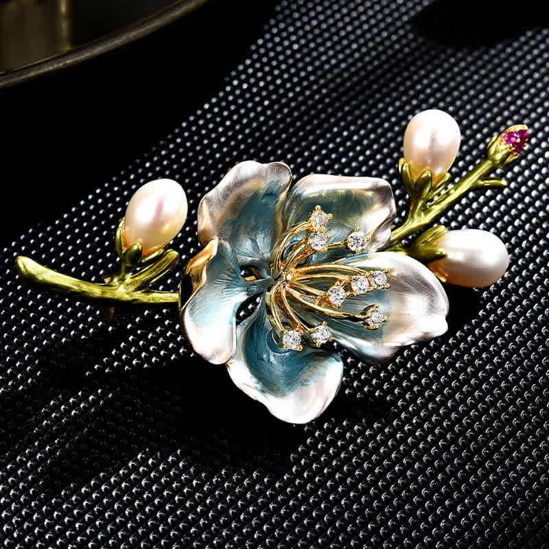 Spilla da donna con fiore di magnolia in smalto blu e perle finte - image 2