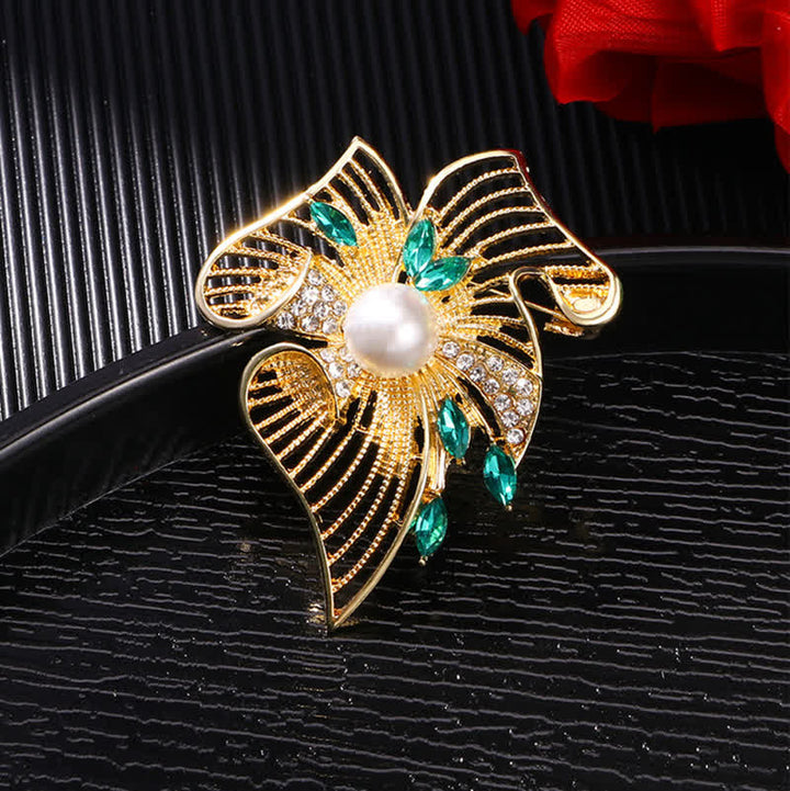 Spilla da donna con perle e strass a foglia cava in oro - image 4