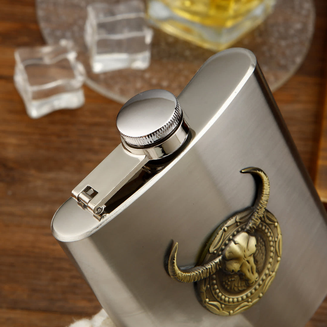 Semplice ed elegante fiaschetta portatile con testa di toro e piccolo imbuto