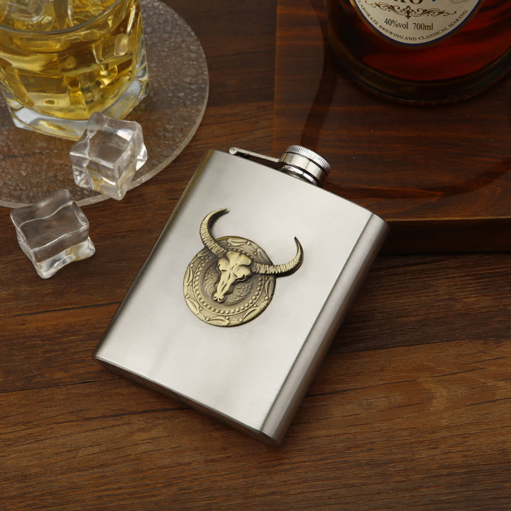 Semplice ed elegante fiaschetta portatile con testa di toro e piccolo imbuto