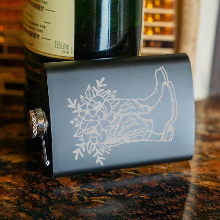 Borraccia portatile in acciaio inossidabile con motivo laser da 3-8 oz con stivali e fiori - image 7