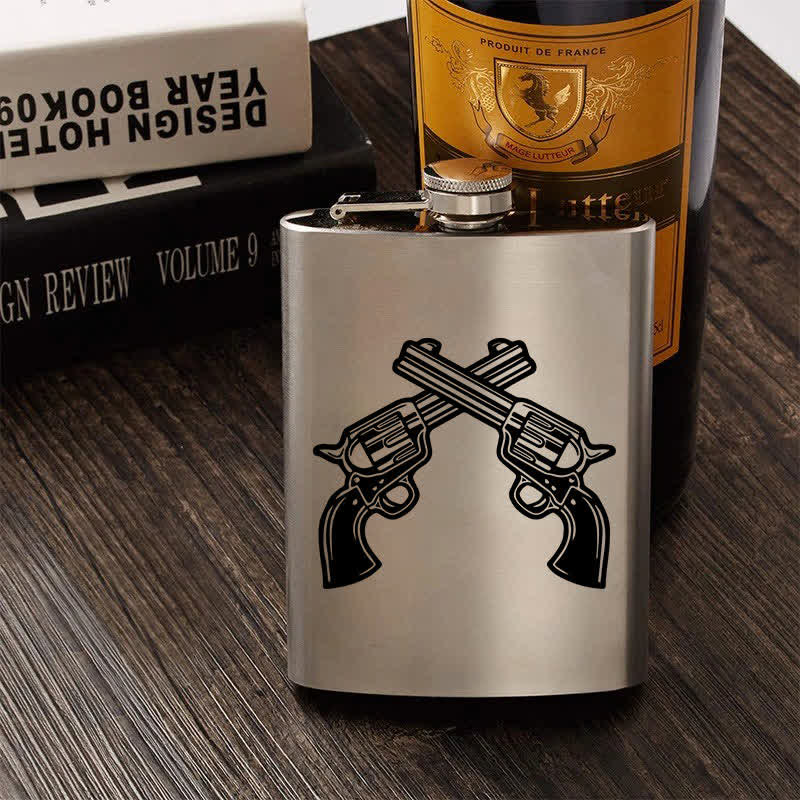 Borraccia portatile in acciaio inossidabile con motivo laser e pistole incrociate da 3-8 oz - image 0