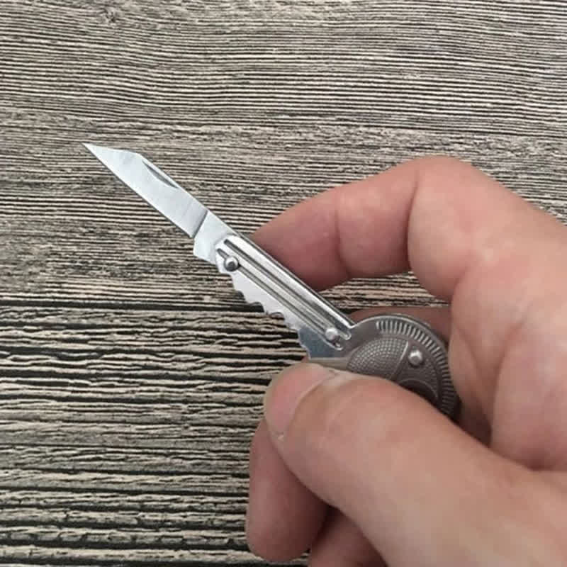 Portachiavi a forma di chiave con mini coltello pieghevole compatto