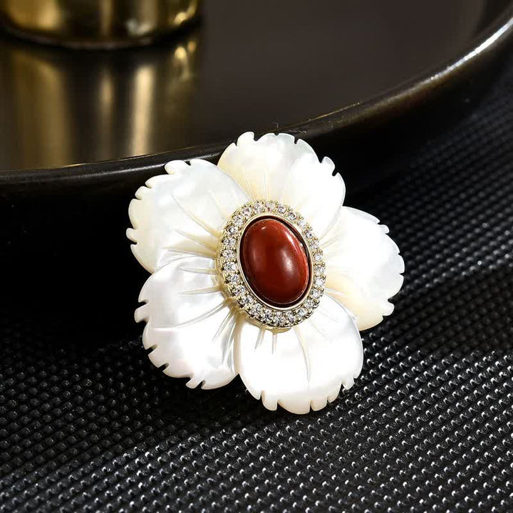 Spilla da donna in agata rossa con fiore di conchiglia naturale bianca