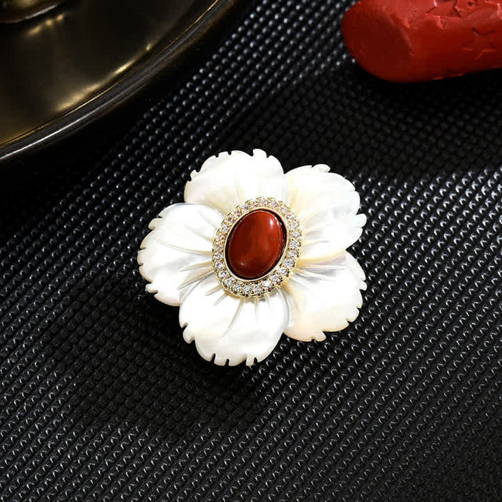 Spilla da donna in agata rossa con fiore di conchiglia naturale bianca