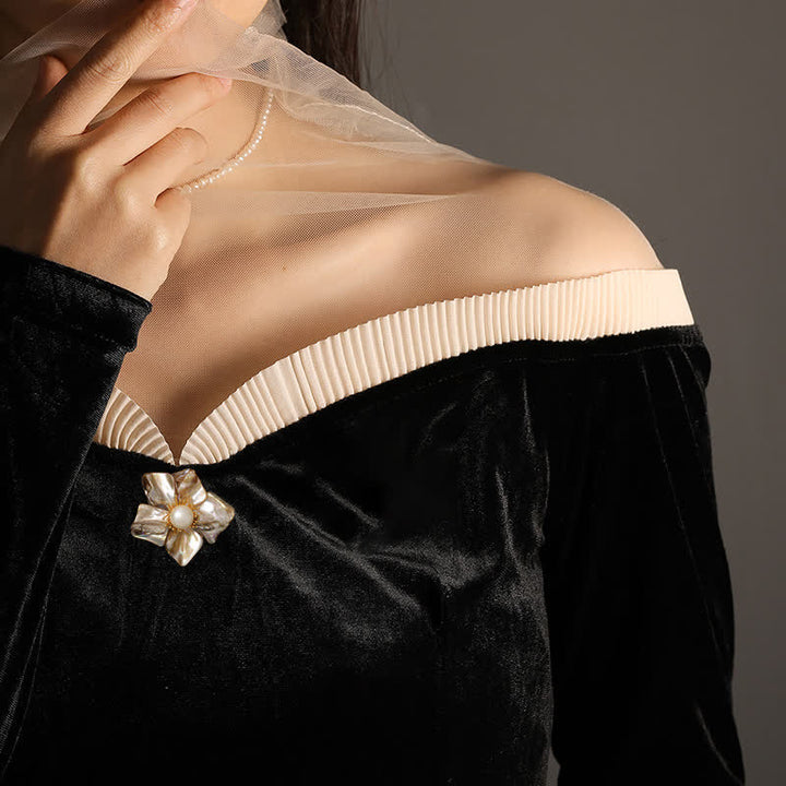 Spilla asimmetrica con fiore di perle barocche da donna
